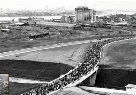  ?? FOTO RR ?? Toen de Ring voltooid was, kregen de Antwerpena­ars de kans om er eens over te wandelen.