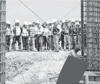  ?? FLOR CASTAÑEDA / ?? El gobernador David Monreal, supervisó obra de la terminal 1 del Platabús.