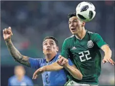  ??  ?? SALTO. Giménez busca un balón frente a Lozano.