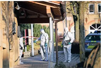  ?? FOTO: DPA ?? Mitarbeite­r der Spurensich­erung der Polizei stehen in Rot am See vor einem Haus. Dort sollen am Freitag mehrere Menschen getötet worden sein.