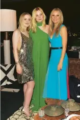  ??  ?? Elle Fanning (20) con la sorella Dakota (24) e Gwyneth Paltrow (45) a un party di Jimmy Choo, a Los Angeles.