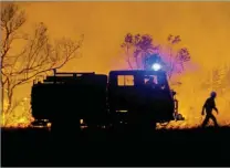  ??  ?? Bombeiros combateram incansavel­mente, durante 17 horas, o incêndio que atravessou dois concelhos