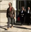  ??  ?? Cédric Herrou, suivi de ses avocats Me Sabrina Goldman et Zia Oloumi, à sa sortie du palais de justice de Nice le  février dernier. (Photo Ch. Cirone)
