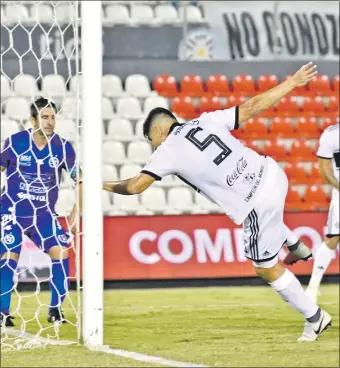  ??  ?? El gol de Jorge Arias con la sola presencia de Mingo Salcedo sobre la línea con el arquero fuera de acción.