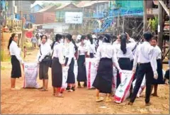  ?? KAMPONG KHLEANG COMMUNITY ?? The Kampong Khleang ecotourism community campaign for cleaning up plastic waste gets underway in Siem Reap on January 27.