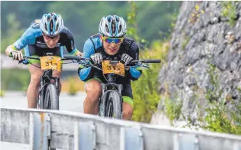  ?? FOTO: TOMOTION ?? Peilen den 13. Platz in der Men-Gesamtwert­ung bei der Bike Transalp an: Sven Rothfuß (links) und David Gerstmayer vom Lindauer Tomotion-Rennstall.