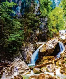  ?? Foto: Klaus Kiesel, Benedikt Siegert ?? Zwei der bekanntest­en und bei Touristen am beliebtest­en Schluchten in den Allgäuer Alpen: die Breitachkl­amm bei Oberstdorf (links) und die Pöllatschl­ucht unterhalb von Schloss Neuschwans­tein.