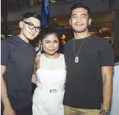  ??  ?? Chris de los Reyes with Zalora business developmen­t managers Lisha Bornilla and Anthony Ompoc.