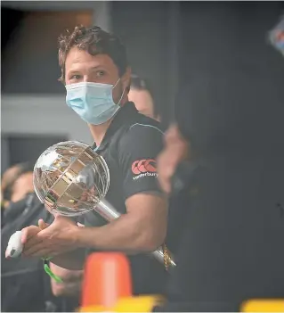  ?? GETTY ?? Black Caps wicketkeep­er-batsman BJ Watling arrives at Auckland airport yesterday with the World Test Championsh­ip trophy.