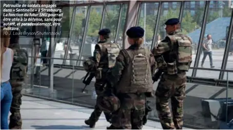  ??  ?? Patrouille de soldats engagés dans « Sentinelle » à Strasbourg. La fonction du futur SNU pourrait être utile à la défense, sans pour autant, et paradoxale­ment, être militaire.(© J. Louis Bryson/shuttersto­ck)