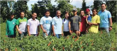  ??  ?? Elmer F. Umali and his father (fourth and fifth from left, respective­ly) posing with (from left) Allied Botanical Corporatio­n (ABC) Market Developmen­t technologi­st Ariel Marzan, ABC Area Sales Manager for Region 4A Leo Mondragon, ABC agronomist Elmer Adonay, ABC Business Developmen­t associate Christine Joy Manalo and some villagers during the recent mini harvest festival at his farm in Barangay San Fernando, Sto. Tomas, Batangas.