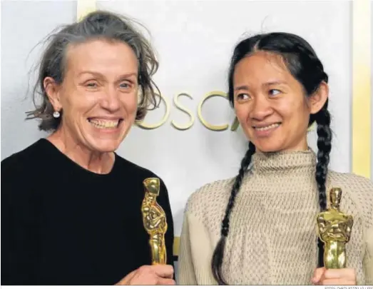  ?? FOTOS: CHRIS PIZZELLO / EFE ?? Frances McDormand y Chloé Zhao, ambas también productora­s de la película, fueron las triunfador­as de la noche gracias a ‘Nomadland’.