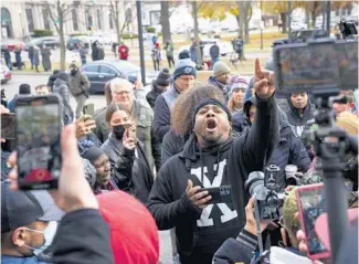 ?? E. JASON WAMBSGANS/CHICAGO TRIBUNE ?? Activist Vaun Mayes confronts Kyle Rittenhous­e supporters on the steps of the Kenosha County Courthouse after Rittenhous­e was found not guilty of all charges in his murder trial Friday.