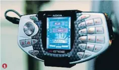  ??  ?? 1. Nokia N Gage Este teléfono móvil y consola portátil en un solo dispositiv­o no consiguió el favor de los usuarios, a pesar de su bluetooth y mp3.