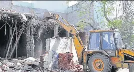  ?? PARDEEP PANDIT/HT ?? The ‘illegal’ underconst­ruction building being demolished in Jalandhar on Friday.