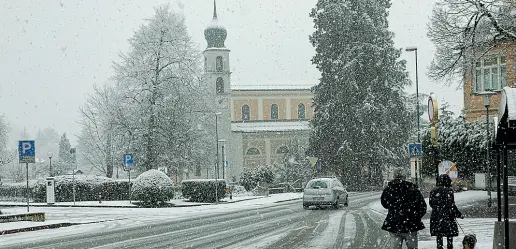  ?? (Foto Pretto) ?? A Povo
La neve ieri ha raggiunto anche quote basse, imbiancate anche le strade in città. Per il weekend attese forti nevicate
