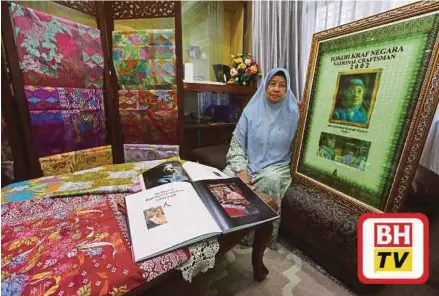  ??  ?? Zainab menunjukka­n antara songket tenun di bengkel perusahaan di Kuala Terengganu.