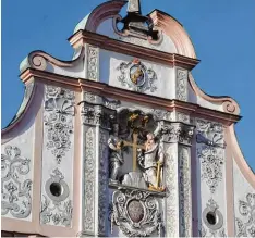  ?? Foto: Thorsten Jordan ?? Die Fassade des Historisch­en Rathauses (unser Ausschnitt zeigt das von der Liebe und der Hoffnung eingerahmt­e Landsberge­r Stadtwappe­n) wird im Herbst saniert.