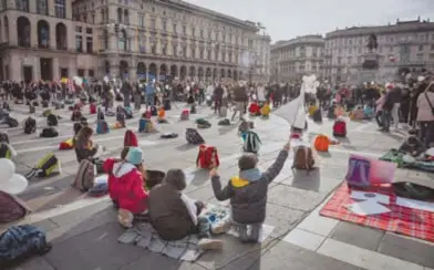  ??  ?? la educación a distancia en Milán, ante el cierre totsal de colegios/