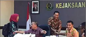  ?? JAWA POS PHOTO ?? BERSUKACIT­A: Kajati Jatim Maruli Hutagalung (dua dari kiri) menyambut para jaksa yang pulang dari sidang Dahlan. Dari kiri, Lilik Indahwati, Trimo, dan Aspidsus I Made Suarnawan.