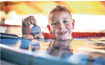  ?? RP-FOTO: STEPHAN KÖHLEN ?? Voller Stolz präsentier­t der fünfjährig­e Nico das silberne Jugend-Schwimmabz­eichen, das er im Hildorado errungen hat.