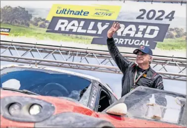  ?? ?? Carlos Sainz, junto al Mini en la línea de meta del Rally Transibéri­co finalizado en Grandola (Portugal).