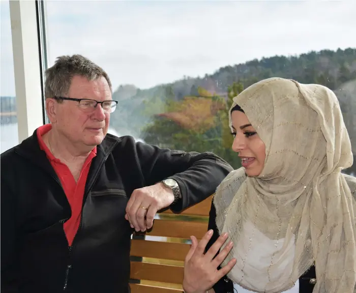  ?? Bild: THOMAS BENNELIND ?? TÄNKVÄRDA BERÄTTELSE­R. Ghazal Abd Alhalim och Arne Ekelund höll föredrag under demokratid­agen på Strömstad Gymnasium.