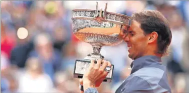  ??  ?? Rafa Nadal, levantando la Copa que le coronó como ganador de Roland Garros en 2019.