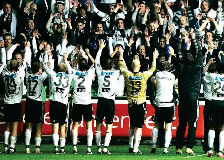  ??  ?? SHALALA: Jøje meg som de feiret og hygget seg. Rosenborg knekte Brann i 2006, og gned det inn etterpå.