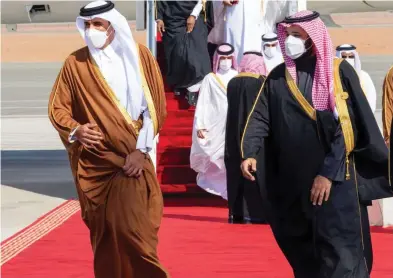  ??  ?? Le prince saoudien Mohammed Ben Salmane (à gauche) a accueilli l’émir qatari cheikh Tamim Hamad Al Thani hier