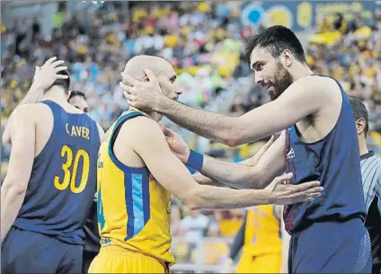  ?? FOTO: ACB PHOTO ?? Albert Oliver, base del Herbalife Gran Canaria, felicitand­o a Pierre Oriola, pívot del Barça, tras el encuentro deayer