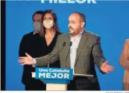  ?? DAVID BORRAT / EFE ?? Alejandro Fernández, candidato del PP, con Lorena Roldán detrás.