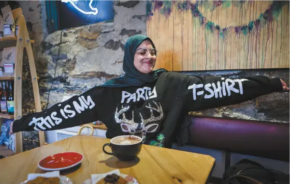  ?? MARIE-FRANCE COALLIER LE DEVOIR ?? Dans un petit café de Sherbrooke, Haya Elsayyed montre fièrement son coton ouaté sur lequel on peut lire « This is my party t-shirt ». La jeune Palestinie­nne de 25 ans jase et s’anime tout en dégustant un latté.
