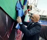  ?? (Afp) ?? Entusiasmo Luciano Spalletti firma autografi ad alcuni dei tanti tifosi italiani presenti alla Red Bull Arena di Harrison