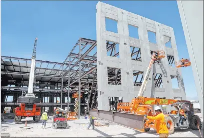  ?? K.M. Cannon Las Vegas Review-journal @Kmcannonph­oto ?? Constructi­on continues Aug. 5 on Credit One Bank’s corporate campus expansion project. The credit card issuer is building a four-story, 150,000-square-foot office building next to its current one in the southwest valley.