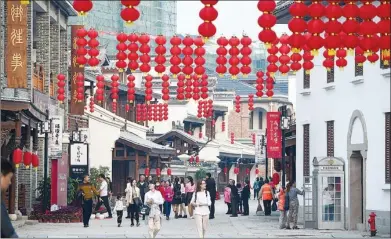  ?? PHOTOS BY LUO BING ?? Changde River Street allows visitors to explore the beauty of local traditiona­l culture.