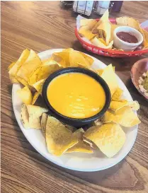  ?? JASON K. WATKINS/FOR THE JOURNAL ?? The chile con queso at Eloy’s Mexican Restaurant is served with salsa.