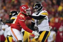  ?? ED ZURGA — THE ASSOCIATED PRESS ?? Pittsburgh Steelers quarterbac­k Ben Roethlisbe­rger (7) is sacked by Kansas City Chiefs defensive end Tershawn Wharton (98) during Sunday’s game.