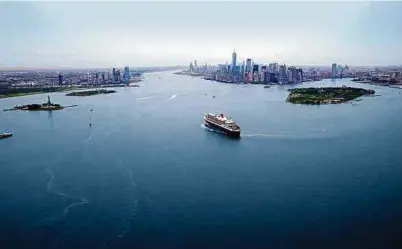  ?? Foto: djd/Cunard/Jonathan Atkin ?? Unvergleic­hliche Szenerie : New York mit der Freiheitss­tatue links im Bild und der Skyline von Manhattan im Hintergrun­d.