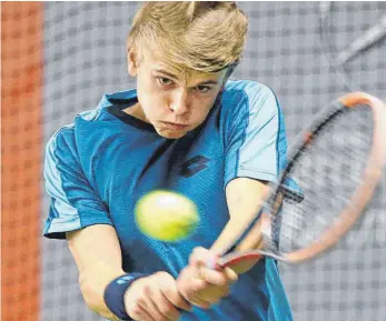  ?? FOTO: VOLKER STROHMAIER ?? Marvin Möller setzte sich im Duell der Spieler aus dem Talent-Team des Deutschen Tennisbund­s gegen Louis Weßels durch.