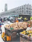  ?? SYLVIE LI ?? St-Henri neighbourh­ood's Atwater Market offers a variety of food, flowers and more.