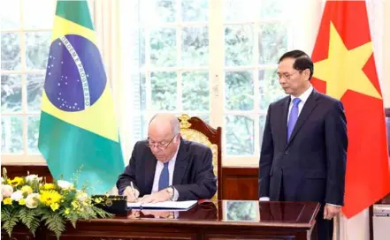  ?? VNA/VNS Photo Doãn Tấn ?? Vietnamese Foreign Minister Bùi Thanh Sơn witnessed Brazil's Foreign Minister Mauro Vieira signing a guestbook yesterday.