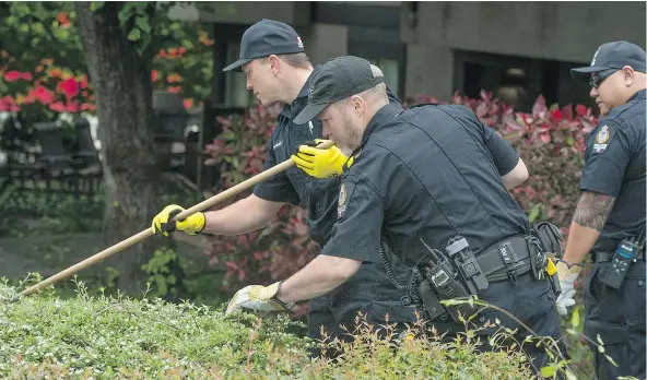  ?? JASON PAYNE/PNG ?? Vancouver police search for evidence on St. Catherines Street at East 8th on Wednesday morning near where 33-year-old Janice Nicole Bryant was shot and killed the day before.