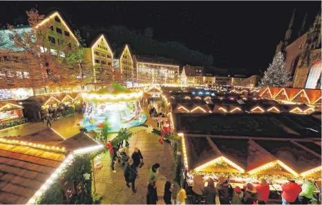  ?? FOTO: ALEXANDER KAYA ?? Da werden Erinnerung­en wach: Im festlichen Lichtergla­nz erstrahlte der Ulmer Weihnachts­markt im vergangene­n Jahr.