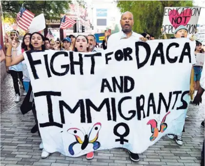  ?? AFP ?? El senador estatal de Nevada, Aaron D. Ford, se unió el domingo a una manifestac­ión de apoyo, en Las Vegas, al programa DACA, que respalda a jóvenes llegados en su infancia a Estados Unidos.