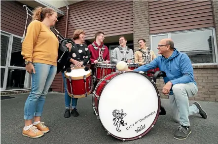  ?? ROBYN EDIE/STUFF ?? The Hendry family, from left, Conor, mum Angela, Angus, Duncan, Ronan, and dad Doug, are members of the City of Tauranga Pipe Band.