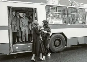  ??  ?? Viktor und Natascha fallen im Russland der 80er-Jahre auf.