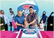  ??  ?? Lakmee management celebratin­g the establishm­ent of Lakmee Lagoon Salt Company