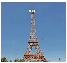  ??  ?? cette tour est une réplique de la Tour Eiffel parisienne, réalisée au dixième et culminant à 31,52 m de haut.