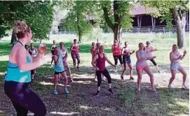  ??  ?? Rund  Teilnehmer­innen kamen zur Premiere am vergangen Mittwoch, um gemeinsam mit Trainerin Theresia Schreier unter freiem Himmel Zumba zu tanzen.